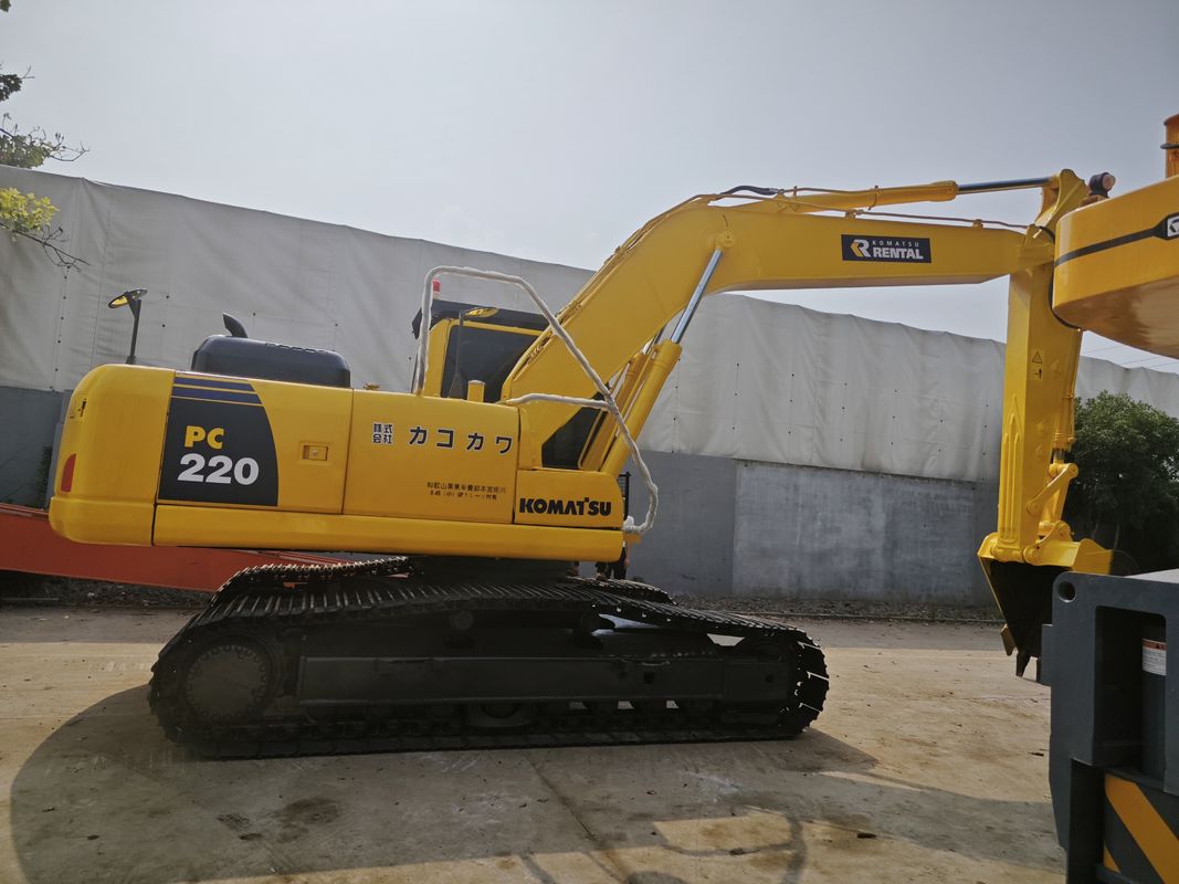 Piccolo escavatore Komatsu usato con motore originale e capacità di 0.3 m3 a Dubai