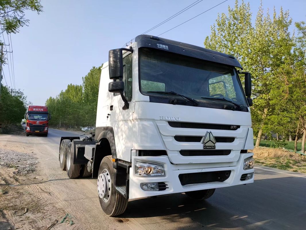 Serbatoio di carburante da 300 litri Sinotruk Howo 6x4 All-Wheel Drive Tractor Truck for Benefit