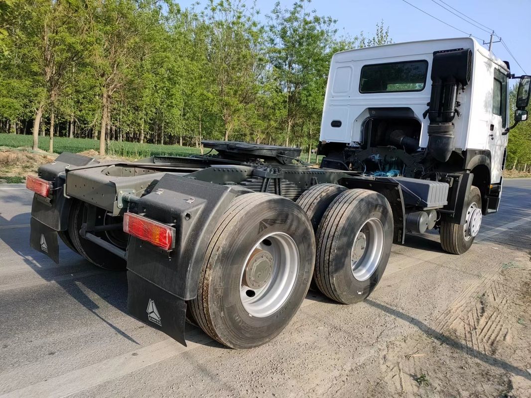 Serbatoio di carburante da 300 litri Sinotruk Howo 6x4 All-Wheel Drive Tractor Truck for Benefit
