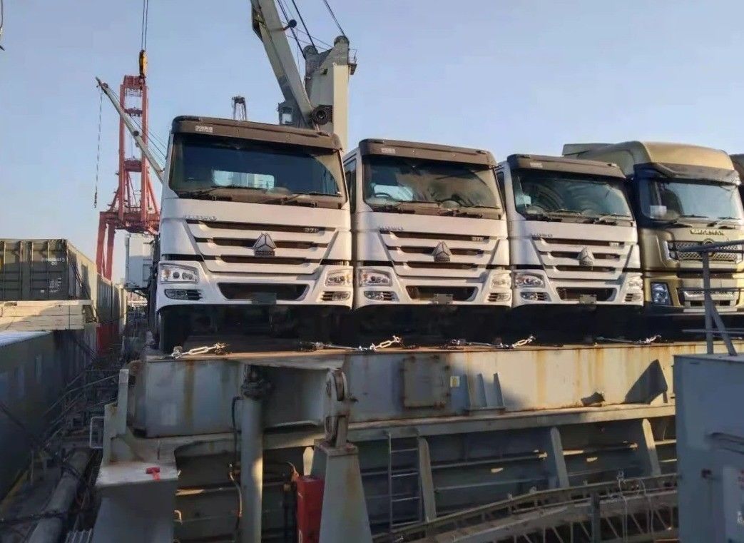Serbatoio di carburante da 300 litri Sinotruk Howo 6x4 All-Wheel Drive Tractor Truck for Benefit