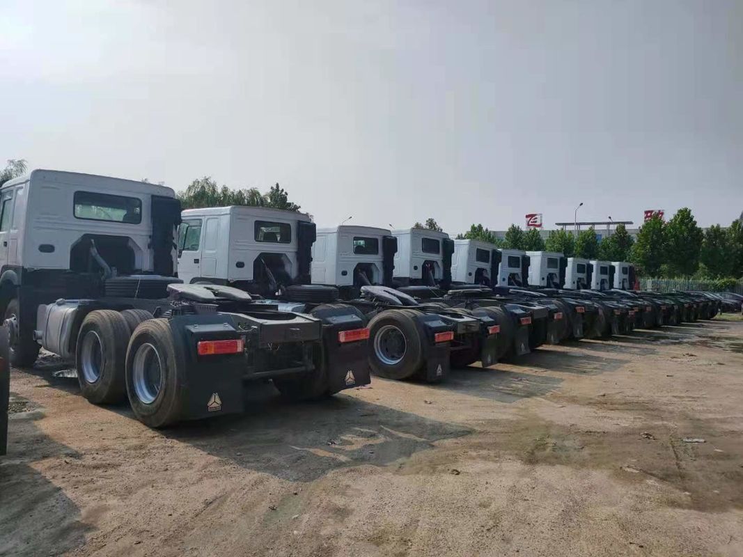 Serbatoio di carburante da 300 litri Sinotruk Howo 6x4 All-Wheel Drive Tractor Truck for Benefit