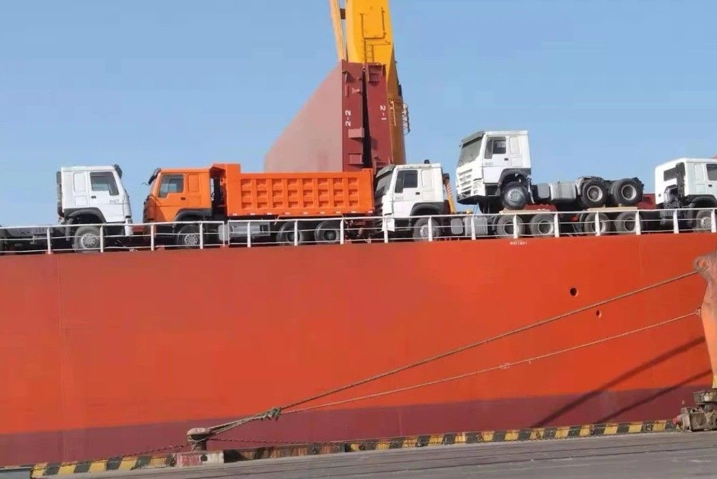 Serbatoio di carburante da 300 litri Sinotruk Howo 6x4 All-Wheel Drive Tractor Truck for Benefit