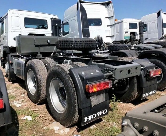 Potente Cummins 400hp a sinistra 10 pneumatici 6x4 Sinotruk Hohan testa camion trattore