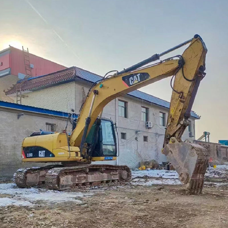 Escavatori usati Cat 320D2 con serbatoio di 410 litri e 20 tonnellate in buone condizioni