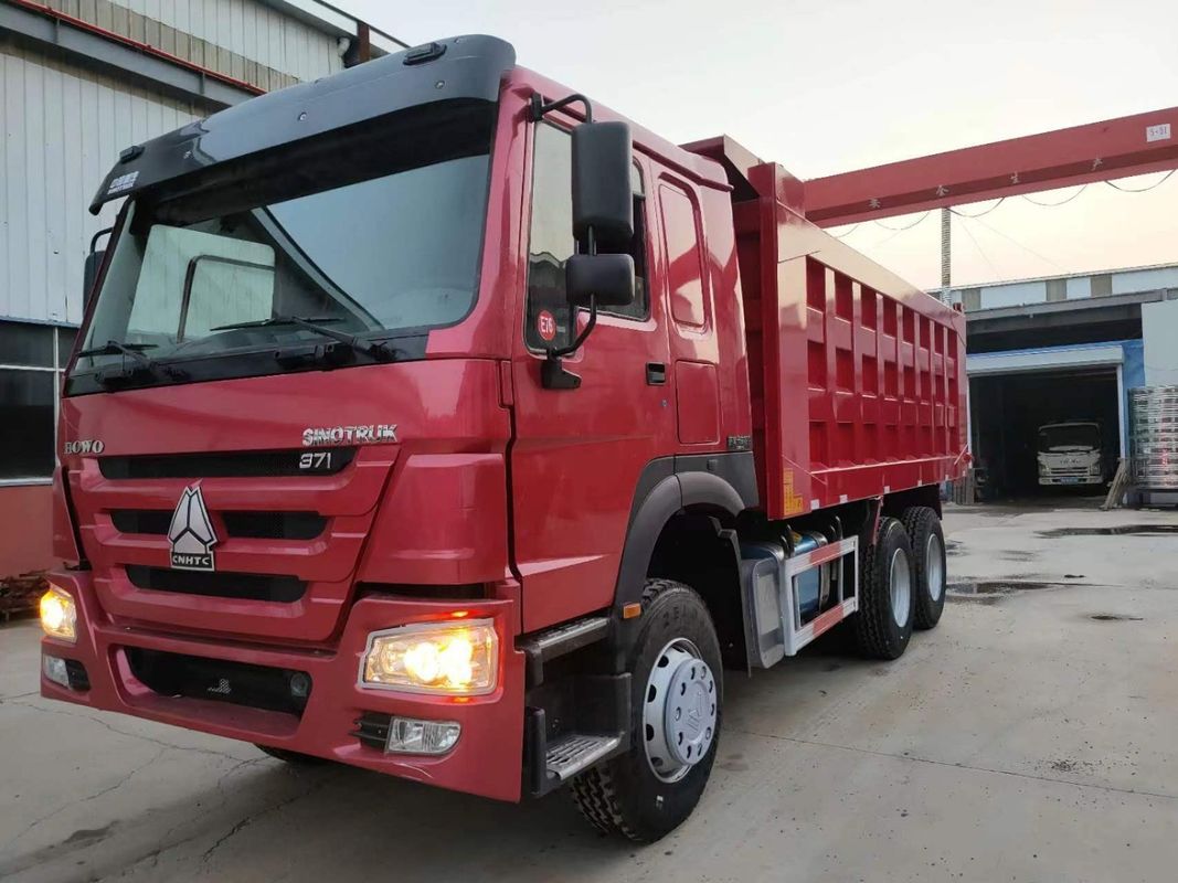 HOWO 6x4 371hp 30 tonnellate Red Tipper Truck Dump Truck con motore WEICHAI e 3 passeggeri