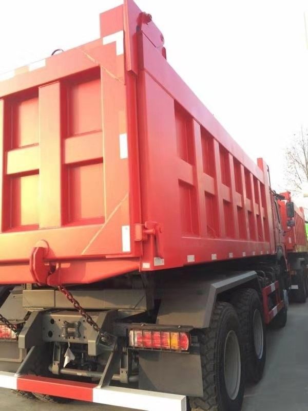 HOWO 6x4 371hp 30 tonnellate Red Tipper Truck Dump Truck con motore WEICHAI e 3 passeggeri