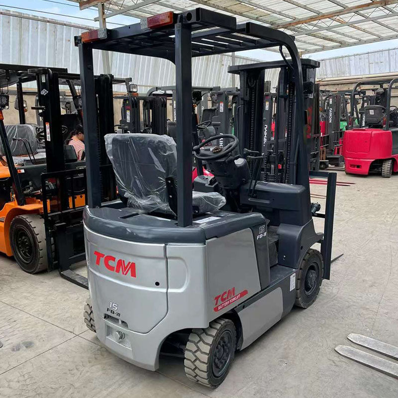 1.5 tonnellate di carrelli elevatori elettrici TCM Ideale per la movimentazione dei materiali in magazzino e negozi di abbigliamento