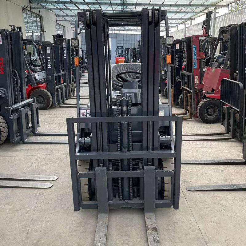 1.5 tonnellate di carrelli elevatori elettrici TCM Ideale per la movimentazione dei materiali in magazzino e negozi di abbigliamento