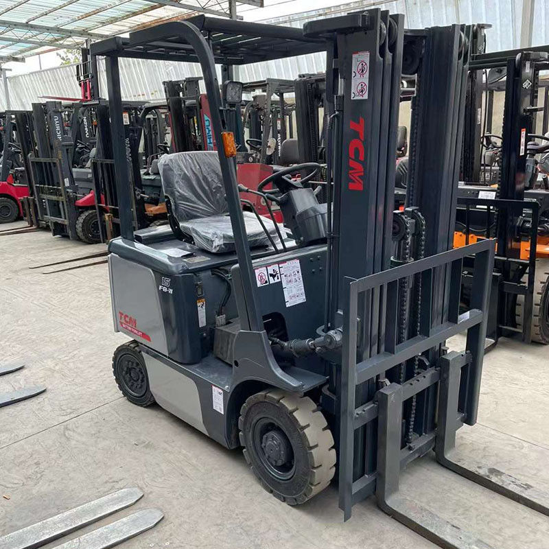 1.5 tonnellate di carrelli elevatori elettrici TCM Ideale per la movimentazione dei materiali in magazzino e negozi di abbigliamento