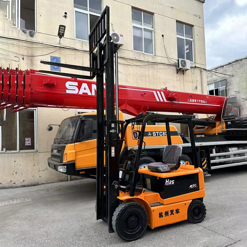 Camione elevatore elettrico 4x4 2 tonnellate utilizzato con pneumatici antiscivolo e forchetta lunghezza 1070 mm