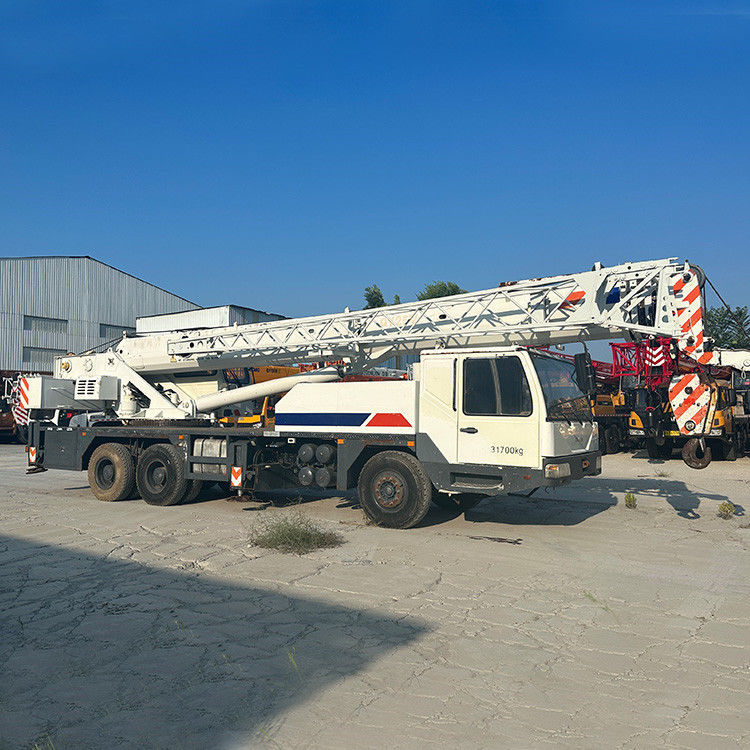 Gru da costruzione Zoomlion da 25 tonnellate con colore bianco e cilindro idraulico