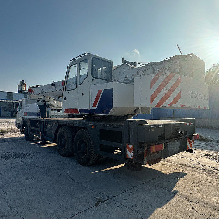 Gru da costruzione Zoomlion da 25 tonnellate con colore bianco e cilindro idraulico