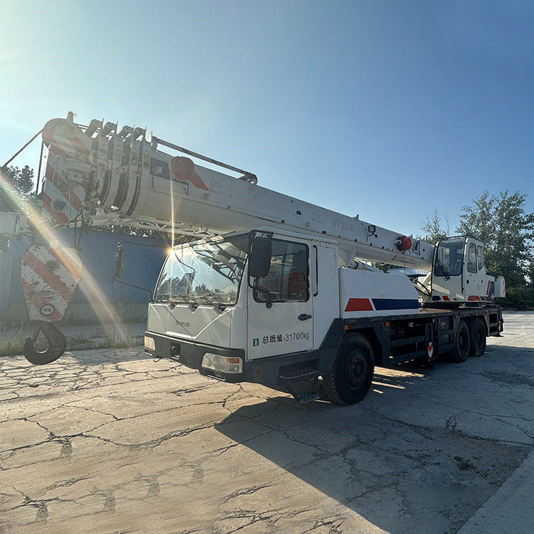 Gru da costruzione Zoomlion da 25 tonnellate con colore bianco e cilindro idraulico
