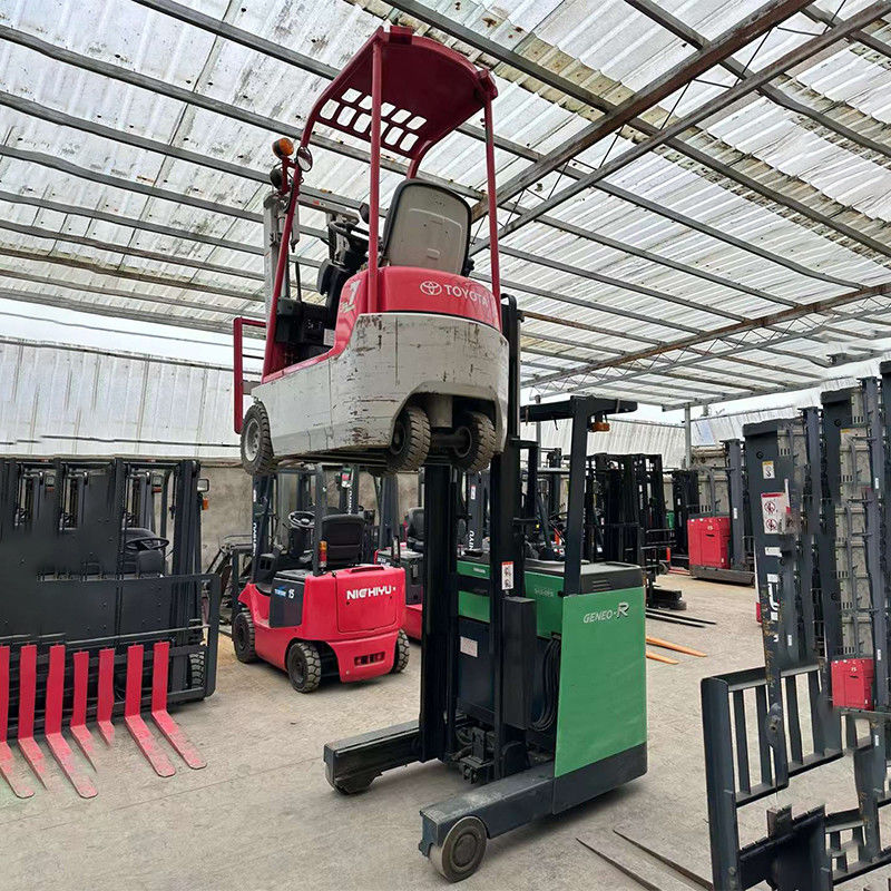 Vendere un carrello elevatore diesel elettrico da 105 tonnellate con pneumatici antiscivolo e larghezza di forcella di 150 metri