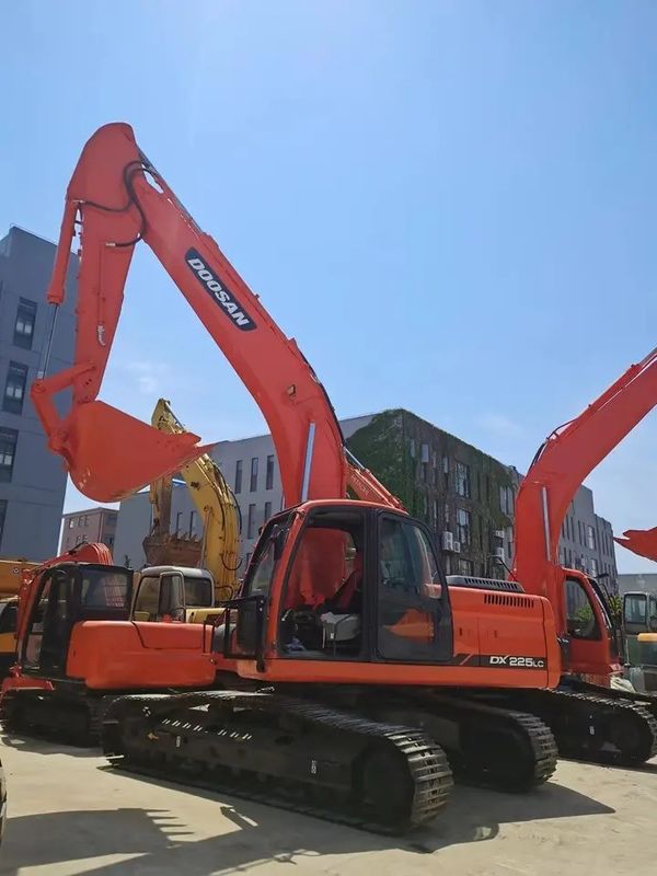 Radiale di scavo massimo 10705 mm 110 kw Buone condizioni Escavatore Doosan DX225 LC Crawler Digger