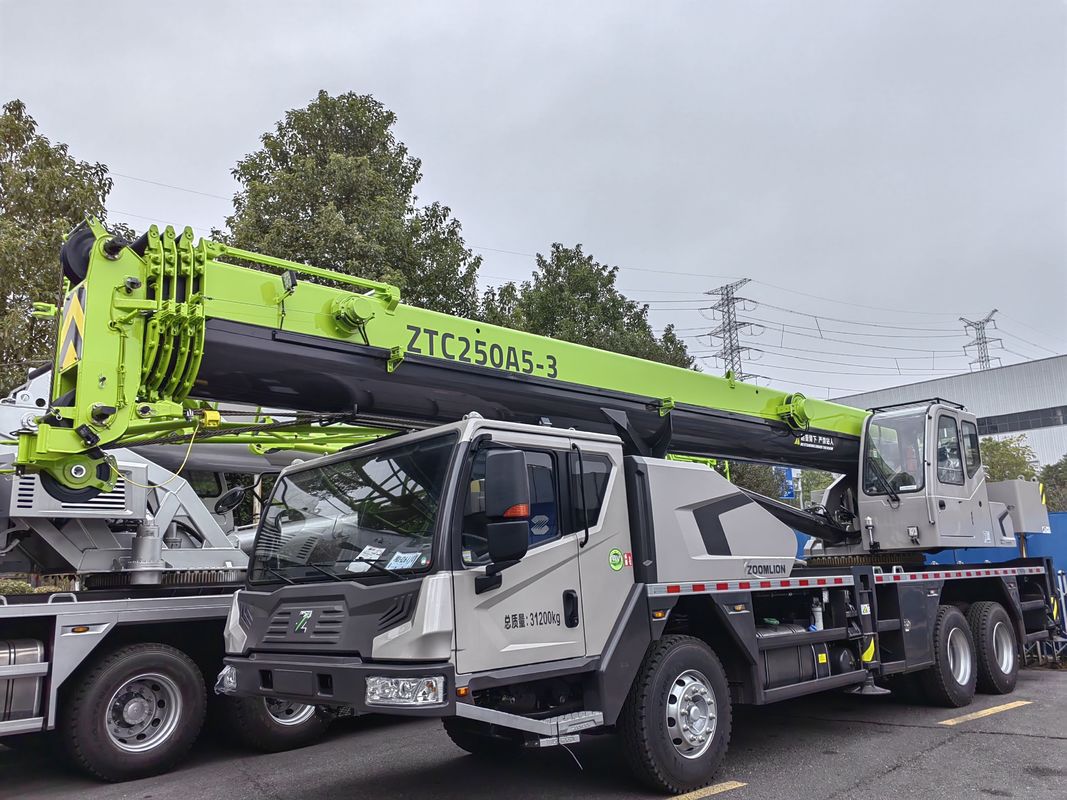 Granate mobili da 25 tonnellate utilizzate negli Emirati Arabi Uniti di colore verde e raggio di rotazione minimo di 10,5 metri