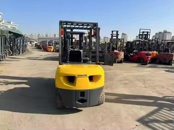 Camione elevatore diesel 3 tonnellate Komatsu FD30 usato in Giappone con motore modello 4D94LE