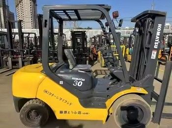 Camione elevatore diesel 3 tonnellate Komatsu FD30 usato in Giappone con motore modello 4D94LE