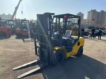 Camione elevatore diesel 3 tonnellate Komatsu FD30 usato in Giappone con motore modello 4D94LE