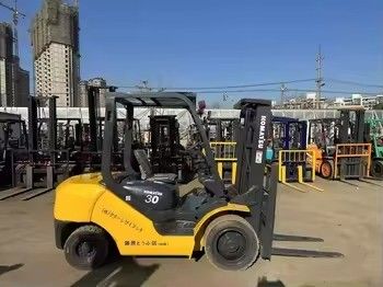 Camione elevatore diesel 3 tonnellate Komatsu FD30 usato in Giappone con motore modello 4D94LE