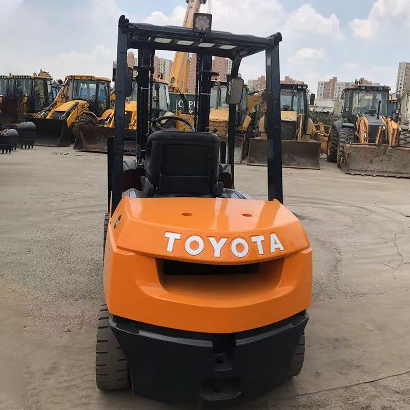 2WD 4WD 3 tonnellate Toyota Used forklift con 2 mastelli di stadio e forchette rotanti 24V