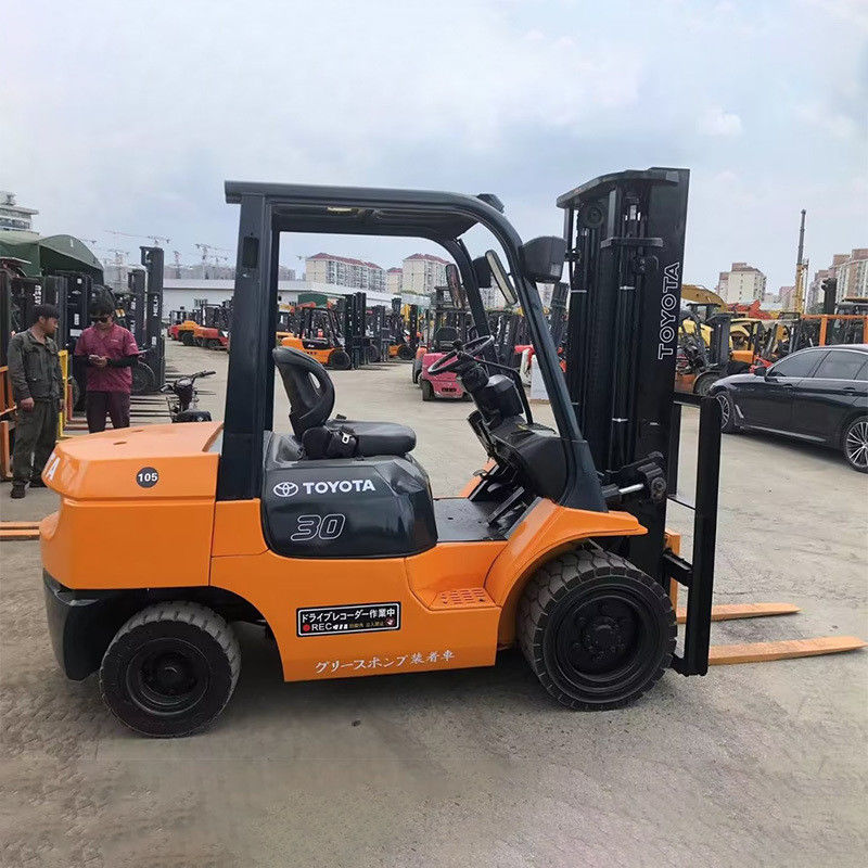 2WD 4WD 3 tonnellate Toyota Used forklift con 2 mastelli di stadio e forchette rotanti 24V
