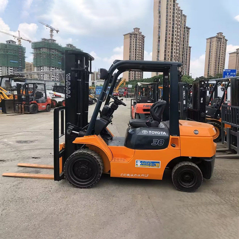 2WD 4WD 3 tonnellate Toyota Used forklift con 2 mastelli di stadio e forchette rotanti 24V