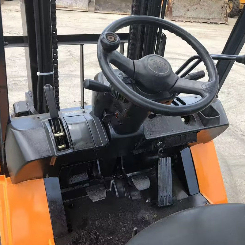 2WD 4WD 3 tonnellate Toyota Used forklift con 2 mastelli di stadio e forchette rotanti 24V
