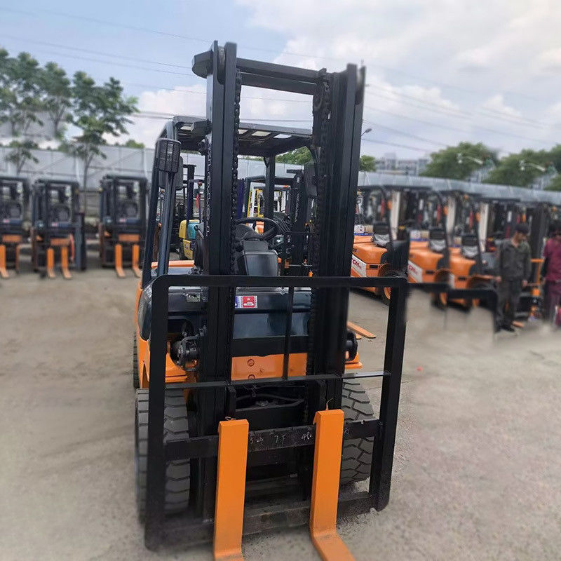 2WD 4WD 3 tonnellate Toyota Used forklift con 2 mastelli di stadio e forchette rotanti 24V