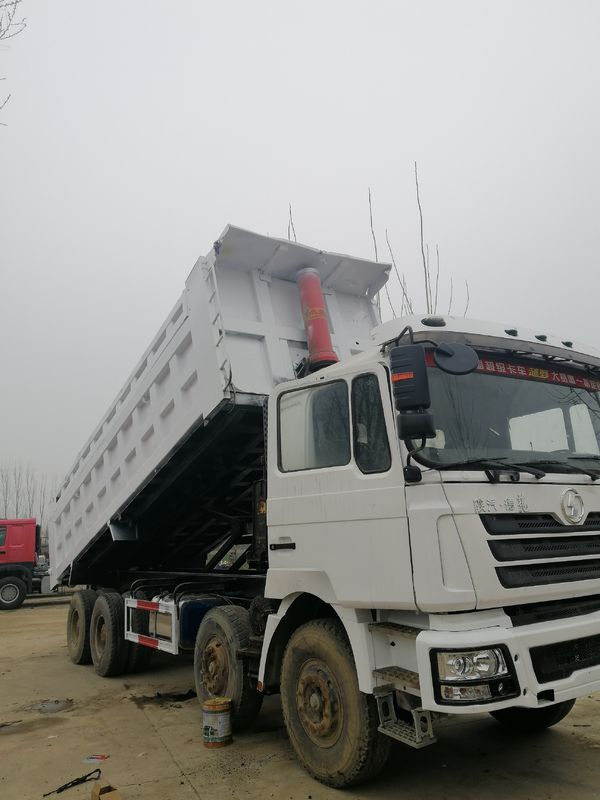 39000kg Peso di contenimento Shacman F3000 8x4 Camion a gomma Camion a scarico 6.2-8m Lunghezza del serbatoio di carico