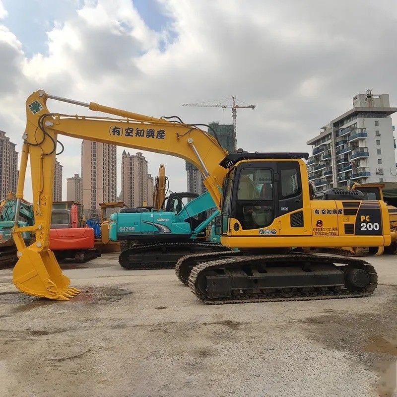 Escavatori Komatsu PC200-8 di seconda mano in colore originale con cilindro idraulico