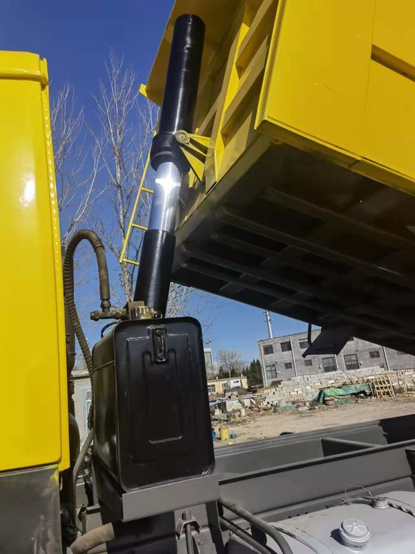 Usato Howo 6x4 Camion a ribaltatore Camion a scarico Euro 2 Standard di emissioni Cisterna di carico Lunghezza ≥ 8m