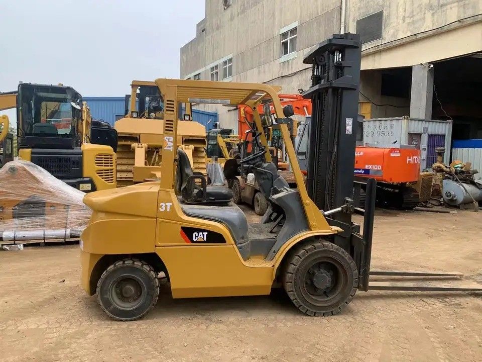 Strumenti di sollevamento di 3 tonnellate di seconda mano CAT FD30 carrello elevatore diesel adatto a lavori pesanti