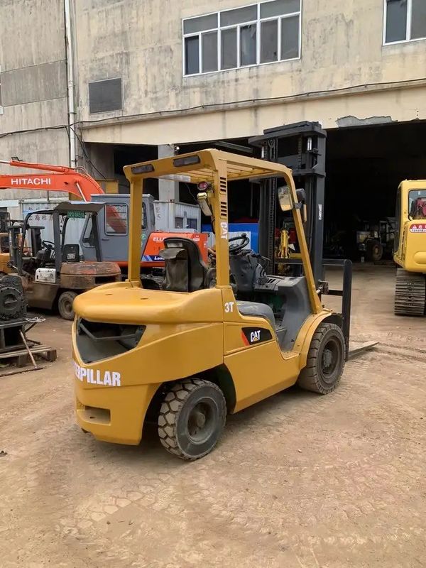 Strumenti di sollevamento di 3 tonnellate di seconda mano CAT FD30 carrello elevatore diesel adatto a lavori pesanti