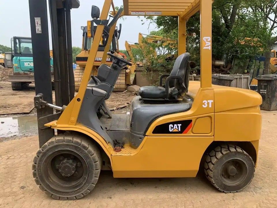 Strumenti di sollevamento di 3 tonnellate di seconda mano CAT FD30 carrello elevatore diesel adatto a lavori pesanti