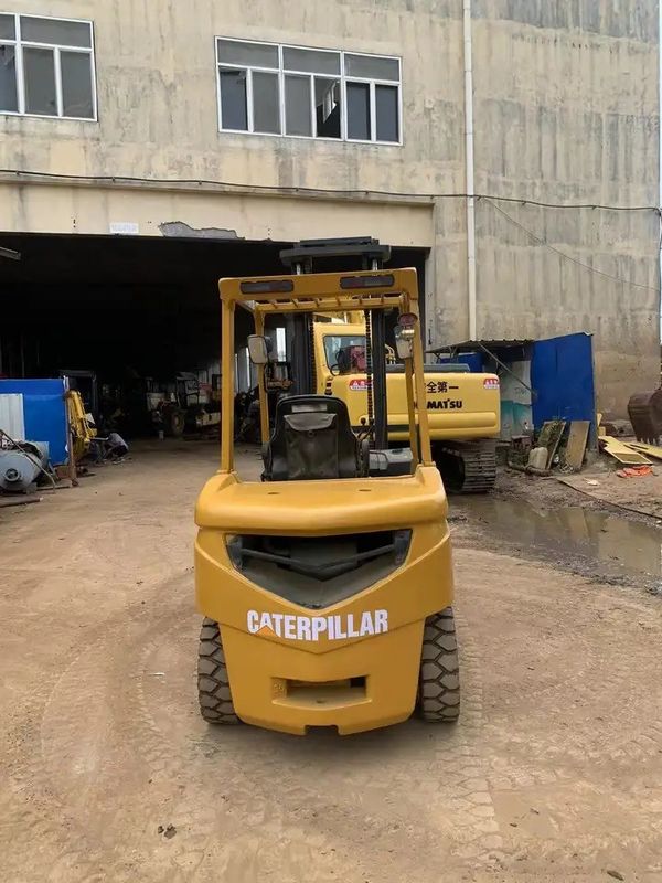 Strumenti di sollevamento di 3 tonnellate di seconda mano CAT FD30 carrello elevatore diesel adatto a lavori pesanti