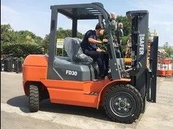 FD30 Camione elevatore diesel con peso 4300 kg e larghezza di forcella 125 mm Azionato da motore Isuzu