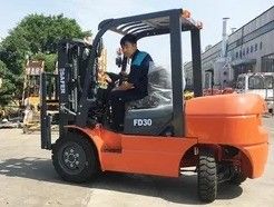FD30 Camione elevatore diesel con peso 4300 kg e larghezza di forcella 125 mm Azionato da motore Isuzu