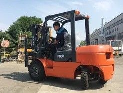 FD30 Camione elevatore diesel con peso 4300 kg e larghezza di forcella 125 mm Azionato da motore Isuzu