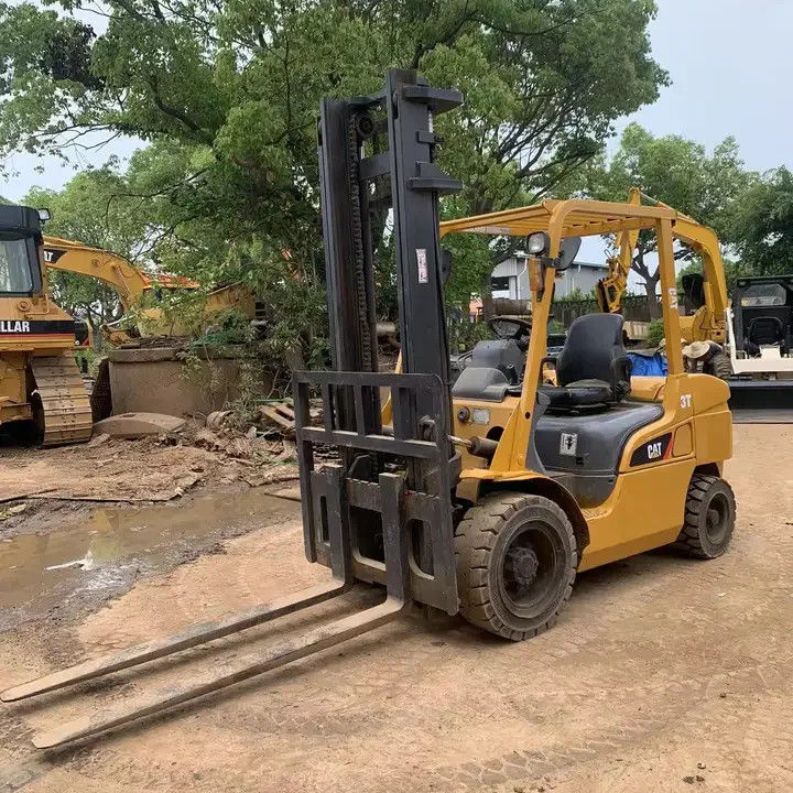 3 tonnellate di motore diesel cat forklift in Giappone con altezza di sollevamento standard e larghezza di forchetta di 150 mm