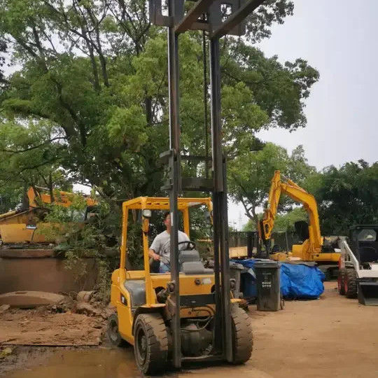 3 tonnellate di motore diesel cat forklift in Giappone con altezza di sollevamento standard e larghezza di forchetta di 150 mm