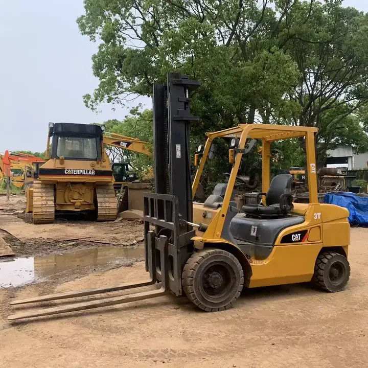 3 tonnellate di motore diesel cat forklift in Giappone con altezza di sollevamento standard e larghezza di forchetta di 150 mm