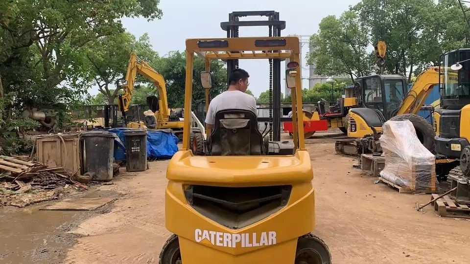 3 tonnellate di motore diesel cat forklift in Giappone con altezza di sollevamento standard e larghezza di forchetta di 150 mm