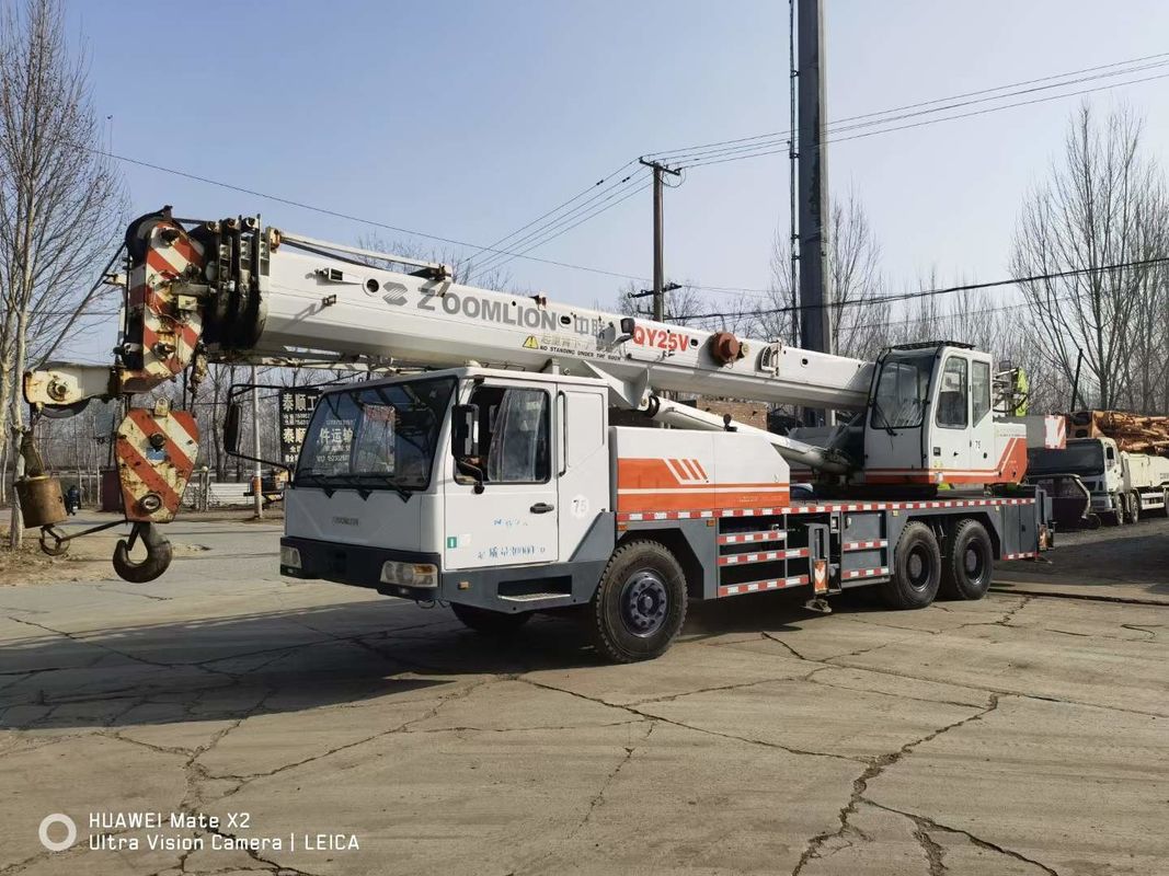 Crana mobile a ruote Zoomlion da 25 tonnellate con altezza di sollevamento massima di 41 metri