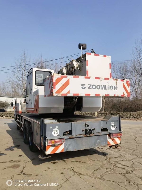 Crana mobile a ruote Zoomlion da 25 tonnellate con altezza di sollevamento massima di 41 metri