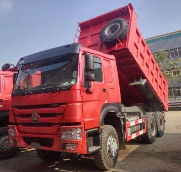5600mm*2300mm*1500mm Serbatoio di carico 6X4 Camionino ad incasso usato 371HP 25tons HOWO Camionino a scarico