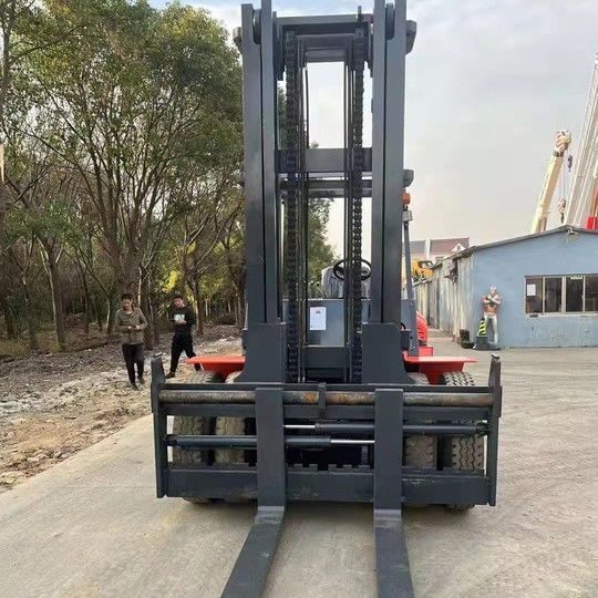 Il carrello elevatore diesel da 12 tonnellate è la soluzione perfetta per la movimentazione di materiali pesanti