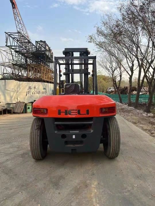 Strumenti di sollevamento 10 tonnellate carrello elevatore diesel con altezza di sollevamento e prestazioni da 3000 mm a 6000 mm
