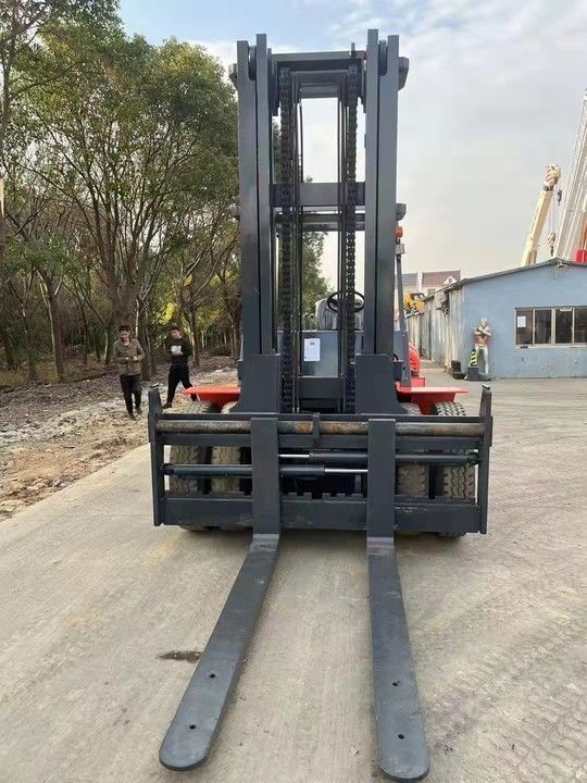 Strumenti di sollevamento 10 tonnellate carrello elevatore diesel con altezza di sollevamento e prestazioni da 3000 mm a 6000 mm