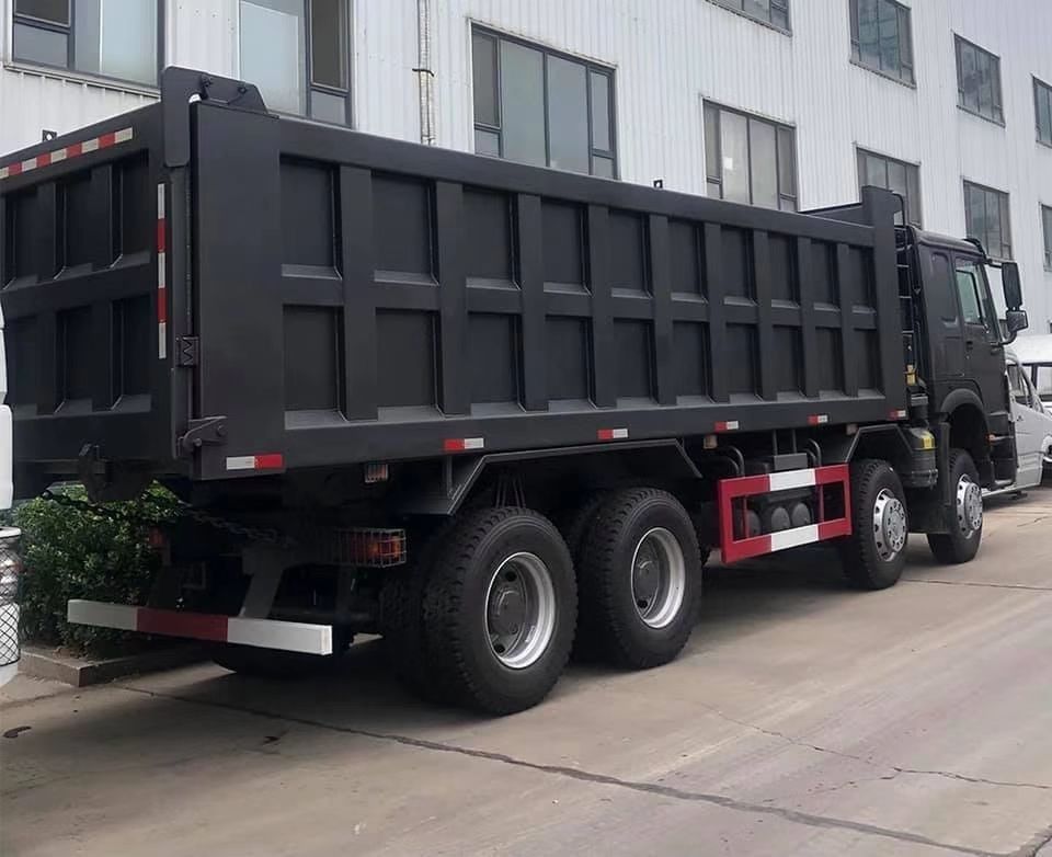 Howo usato 8x4 12 ruote 24 30 metri cubi 35 tonnellate 40 tonnellate camion a gomma per il trasporto di pietra di sabbia